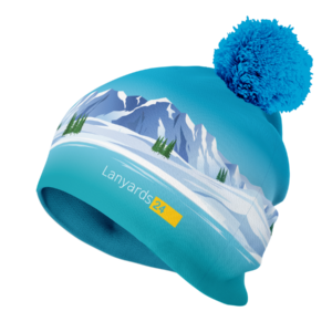 Gorro azul con pompón y estampado personalizado de paisaje de montaña con el logo de la empresa.